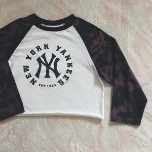 New York Yankees women’s cropped 3/4 length shirt